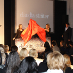 Foto van de onthulling van het fotomozaiek tgv het 40 jarig jubileum van Claudia Strater.